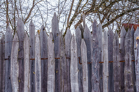 钉在十字栏的木板栅栏指甲条纹花园线条植物乡村裂缝风化建造木材图片