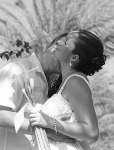 新婚夫妇的浪漫之吻手镯新娘女士衬衫手臂耳环百合脖子裙子婚礼图片