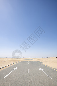 沙漠中的道路冒险箭头半岛旅游沙丘农村路线蓝色空路孤独图片