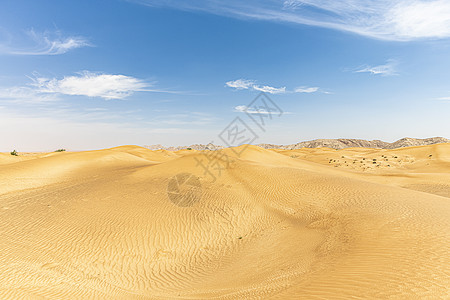 沙丘和山脉景观图片