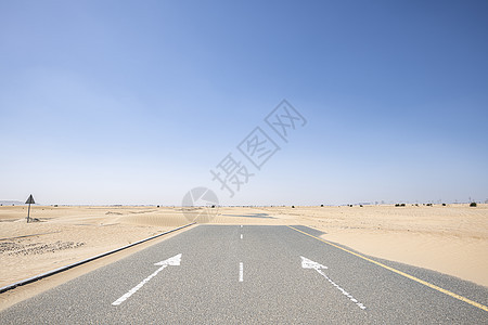 沙漠中的道路旅游国家沙丘孤独农村半岛运输地平线蓝色场景图片