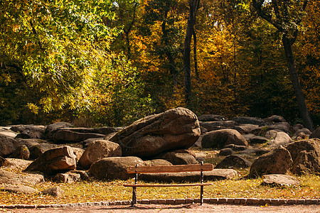 石头背景的孤单木板凳 美丽的秋天图片