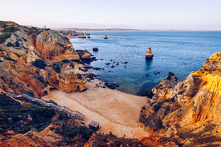 葡萄牙Algarve的Camilo海滩悬崖假期海洋旅行蓝色天空自然景观海岸岩石支撑图片