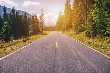 山地道路 岩石的风景 有云的晴天和b柏油假期太阳山路农村冒险森林驾驶路线曲线图片