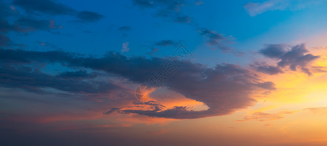 日落或日出天空在海面上空 自然 天气 大气地平线假期阳光海洋晴天太阳反射天际全景橙子图片