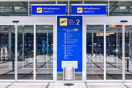 机场终点楼大门入口和自动玻璃门的自动玻璃门金属办公室旅行建筑商业运输天花板建筑学飞机乘客图片