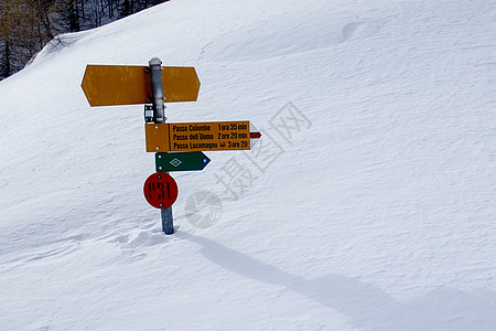 道路 拉雷西奥运河和科伦贝路口的标志标志山脉旅游适应症旅行全景指标信号国家季节假期图片