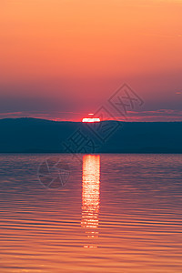 美丽的日落或海面上的日出 热带日落或苏海景戏剧性夕阳晚霞全景反射海洋橙色海浪太阳图片