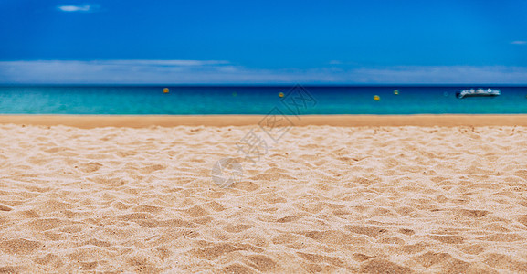 沙沙热带海滩上浅蓝色海洋的软波浪假期海浪阳光海岸线海岸蓝色晴天旅行冲浪明信片图片