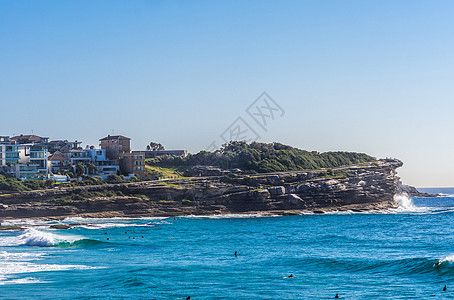 从悉尼南岸悬崖 看见的白浪海滩北悬崖住房潜水岩石公寓游泳者冲浪图片