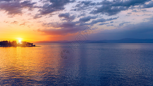 美丽的日落或海面上的日出 热带日落或苏戏剧性天空假期墙纸海洋橙子阳光橙色蓝色晚霞图片