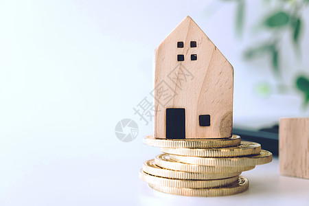 金硬币的小型房屋模型 有干净的白色复制空间背景 企业投资财产储蓄现金商业信用生长银行房子价格资产贷款市场图片