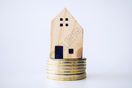 金硬币的小型房屋模型 有干净的白色复制空间背景 企业投资财产储蓄风险贷款债务银行保险硬币生长房子建筑住房图片