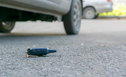 丢失的钥匙链 汽车警报遥控器 就躺在路旁沥青的人行道上路面工具技术芯片城市小路线索钥匙街道入口图片