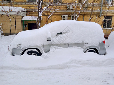 雪下的车雪堆街道天气灾难冻结城市温度雪崩汽车白色高清图片