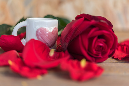 情人节木地板上的红玫瑰花假期美丽花瓣叶子陶瓷地面女士制品杯子工作室图片