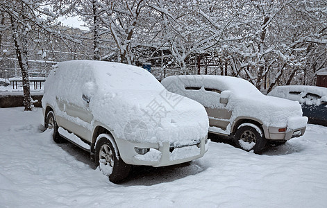 雪雪覆盖车气候天气降雪季节车轮风暴场景街道暴风雪车辆背景图片