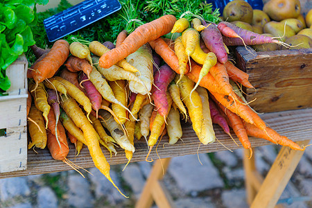 在法国市场上销售的胡萝卜图片