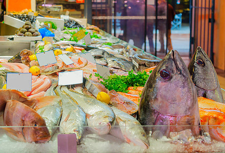 在法国市场上销售的鱼食物生产海鲜农民店铺钓鱼城市旅行美食旅游图片