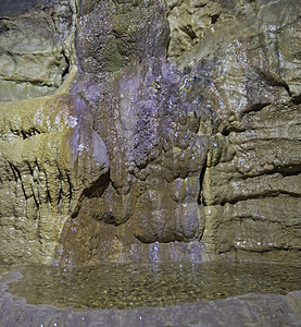 一个地下洞穴中的地质岩层和水池 地表滴水地质学冒险勘探石头岩池石灰石山谷矿物质白色图片