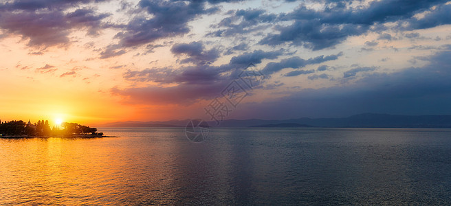 日落或日出天空在海面上空 自然 天气 大气假期海滩场景橙子海洋地平线热带全景晴天墙纸图片