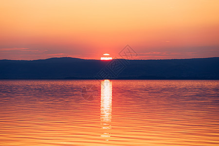 美丽的日落或海面上的日出 热带日落或苏海景橙色海洋夕阳天空蓝色晚霞橙子戏剧性地平线图片