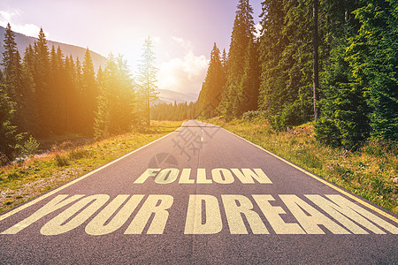 跟随你写在山路上的梦想文字图片