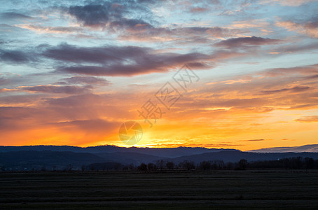 野外或草地上自然日落 明亮的戏剧天空天堂太阳场景夕阳天际地平线假期日出反射晴天图片