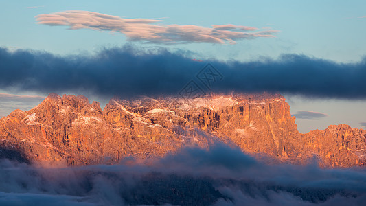 意大利多洛米蒂山脉巨大山峰的美丽景色地块高山假期旅游旅行顶峰悬崖冒险天空远足图片