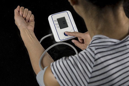 妇女在家里检查血压情况药品脉冲女士监控测试高血压压力诊断袖口疾病图片