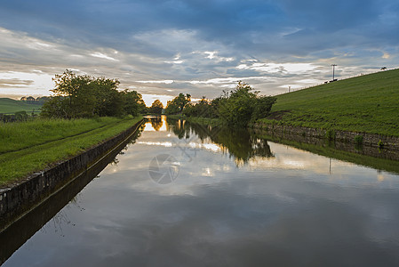 英国运河在农村环境中的视角英语风景天空日落水路假期旅行蓝色衬套场地图片