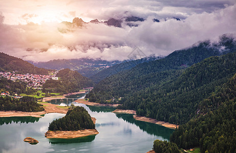 意大利阿尔卑斯山脉Cadore中心湖全景 Do天空山脉森林旅行村庄中心干部岩石高山假期图片