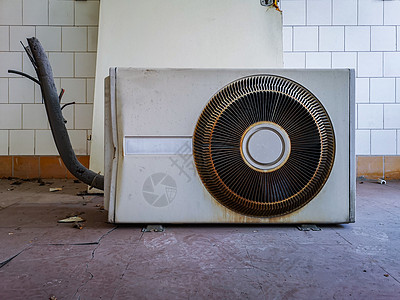 旧旧废弃医院地板上旧旧的被毁空调机图片