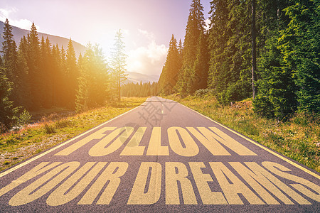 追随你写在山路上的梦想文字图片