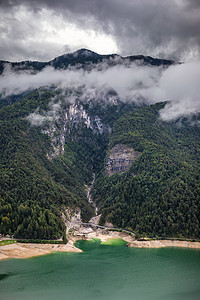 意大利阿尔卑斯山脉Cadore中心湖全景 Do旅行远景山脉野营天空岩石假期森林高山村庄图片