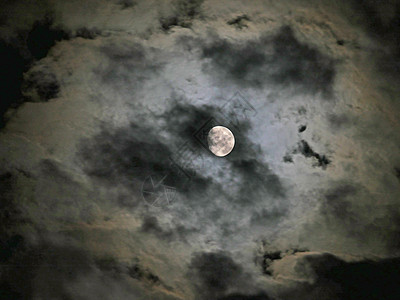 夜云中满月天空旅行科学卫星天文学岩石月光行星月球旅游图片