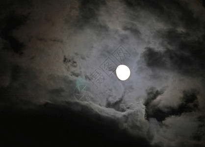 夜云中满月行星月球天空旅游卫星月亮天文学科学月光宇宙图片