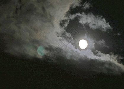 夜云中满月旅游岩石天空旅行宇宙行星月光科学月球月亮图片