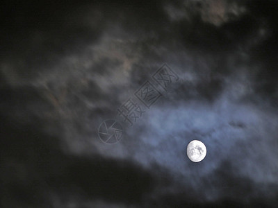 夜云中满月气氛旅游场景天空月光行星月亮卫星天文学月球图片