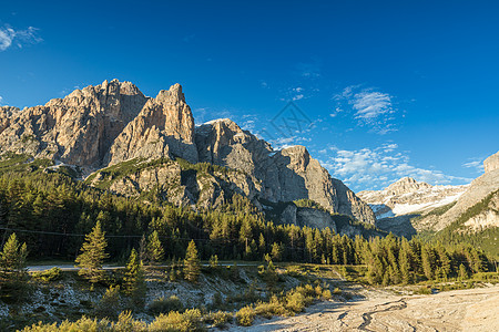 意大利多洛米蒂山脉巨大山峰的美丽景色旅游地块岩石旅行公园季节远足悬崖冒险蓝色图片