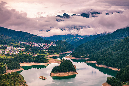 意大利阿尔卑斯山脉Cadore中心湖全景 Do山脉风景村庄远景旅游旅行假期天空森林岩石图片