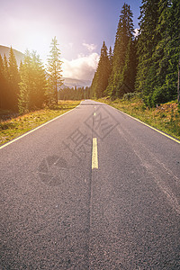 山地道路 岩石的风景 有云的晴天和b冒险国家森林路线荒野柏油假期阳光蓝色农村图片