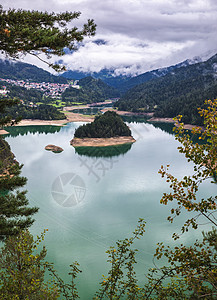 意大利阿尔卑斯山脉Cadore中心湖全景 Do旅游干部岩石村庄中心远景假期风景山脉高山图片