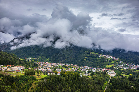 意大利阿尔卑斯山的全景 多洛米远景山脉旅行野营假期旅游高山天空森林村庄图片