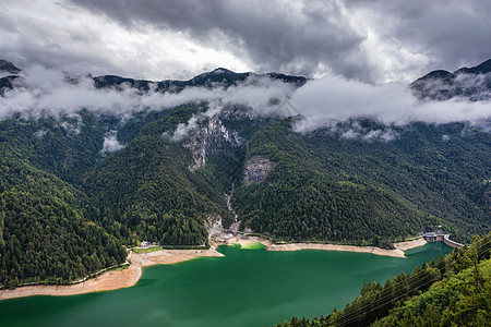 意大利阿尔卑斯山脉Cadore中心湖全景 Do高山森林山脉干部村庄天空假期野营远景岩石图片