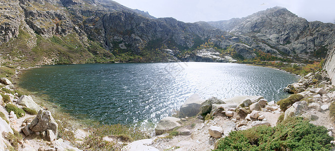 梅洛湖戏剧性旅行岩石溪流荒野松树风景天空环境峡谷图片