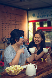 在咖啡店喝酒的亚洲妇女 最好朋友女性食物爆米花快乐闺蜜女孩们杯子咖啡餐厅女士图片