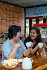 在咖啡店喝酒的亚洲妇女 最好朋友闺蜜食物朋友们餐厅友谊女士乐趣桌子快乐杯子图片