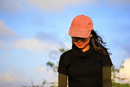 一个戴着红帽子的女人 看着风景活动闲暇海滩旅行晴天天空蓝天女孩女士冒险图片
