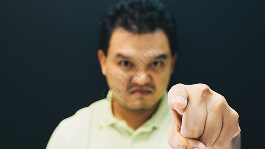 亚洲人用愤怒的指责手势指着亚洲人的手指衬衫黑色男人老板惩戒解雇责备绿色起诉商业图片